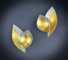 Load image into Gallery viewer, Small Leaf earrings
